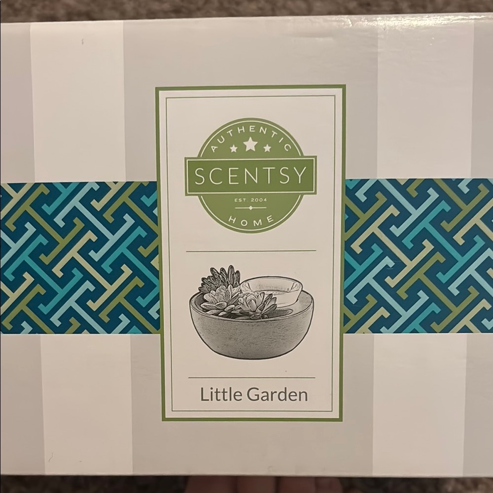 Scentsy Little Garden Warmer with Faux Succulent Accents - Picture 2 of 8